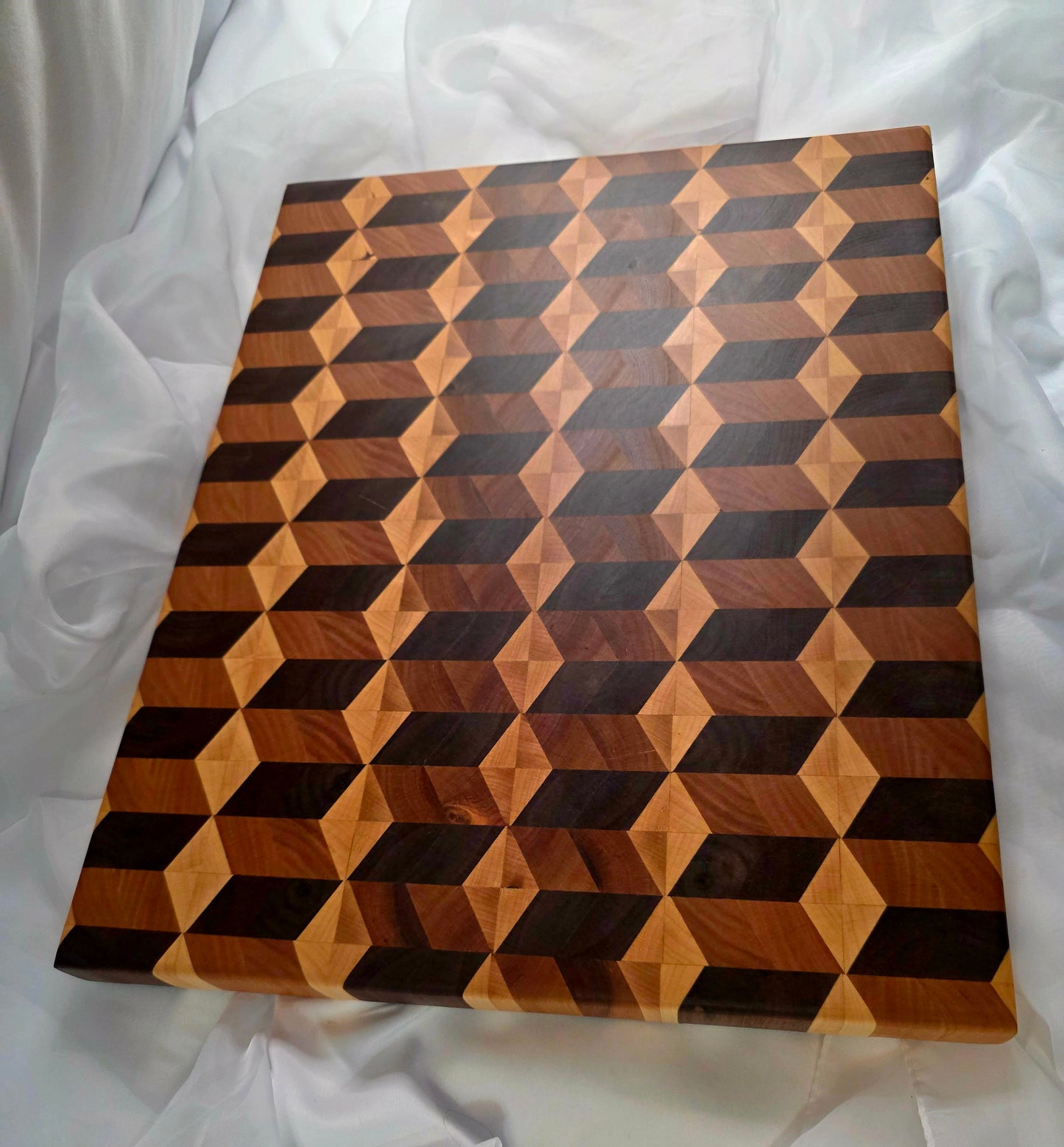 Crafted Grain Illusion – End Grain Cutting Board in Black Walnut, Cherry & Maple